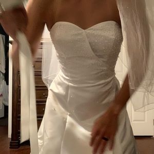 Size 8 comes with bouquet and veil.. it didn’t fit me good on breast area